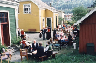 HJELP, VI FLYR TILBAKE 